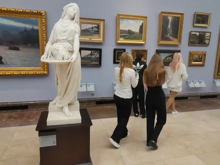Uczniowie w muzeum