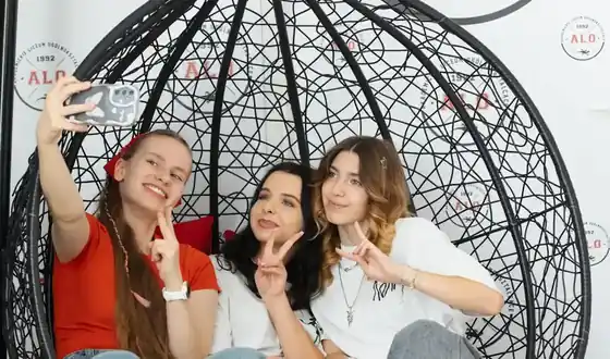 Trzy uczennice robią sobie zdjęcie w chillout roomie