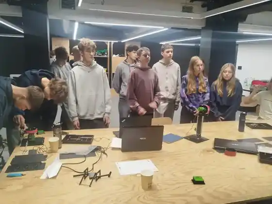 Uczniowie pracują z robotami na zajęciach RoboLAB