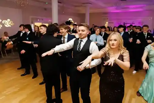 Uczniowie tańczący na parkiecie