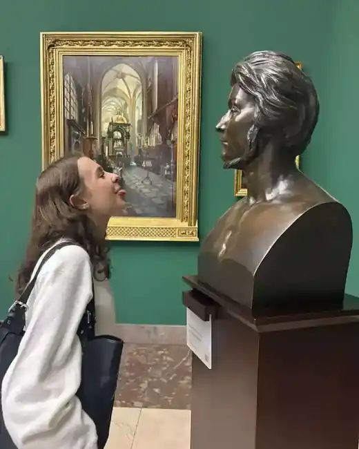 Uczennica oglądająca rzeźbę w muzeum