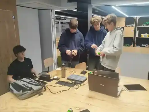 Uczniowie przy stanowisku z elektroniką